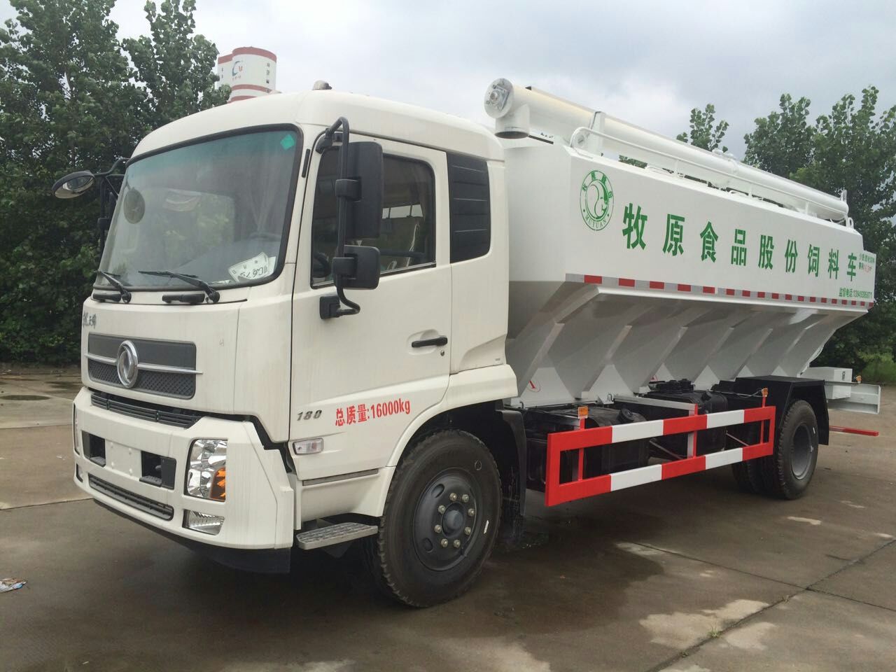 東風(fēng)20噸散裝飼料車(chē)價(jià)格、廠家直銷(xiāo)與大型飼料車(chē)銷(xiāo)售解析